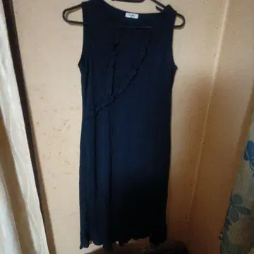 슬리브리스 프릴 장식 블랙 원피스