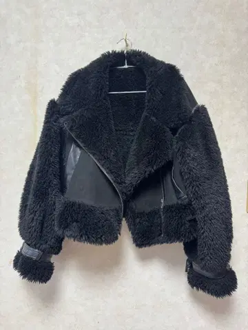 보아 슬리브 페이크 무스탕 MURUA