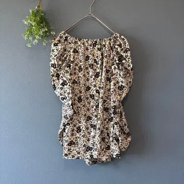 피프스 [M] 새상품 시크한 플라워 프린트 파워숄더 블라우스 스퀘어넥