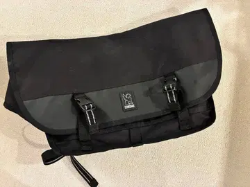 새상품급 CHROME 블랙 메신저 백