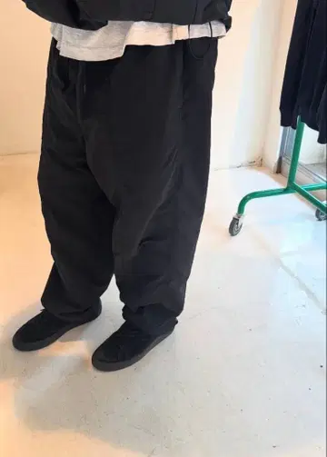 everyone center seam nylon training pant