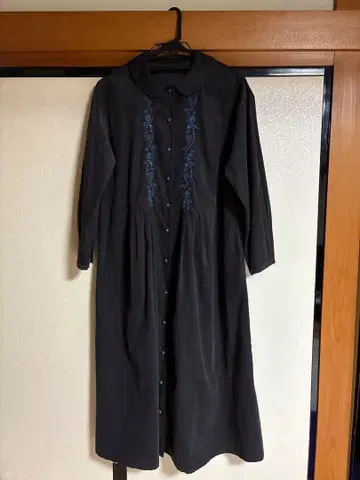 코듀로이 자수 원피스 블랙