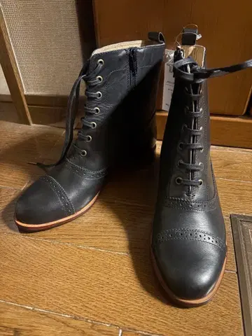 [ 미사용 새상품 택 포함 샘플 ] 천연 가죽 레이스업 부츠