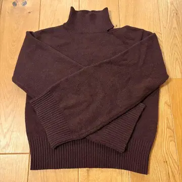 다크 브라운 터틀넥 니트 긴팔