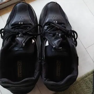 RallyWalk 블랙 스니커즈 25.5