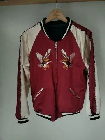 독수리 자수 빨간색과 크림색 스카잔