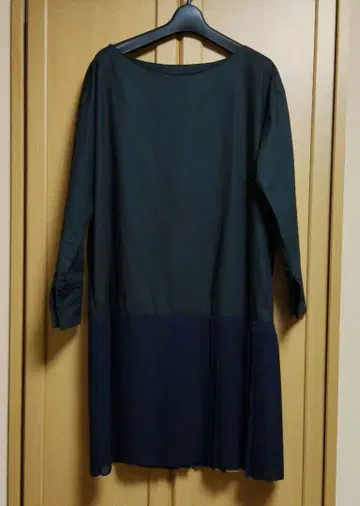 petite robe noire 긴팔 무릎 기장 원피스