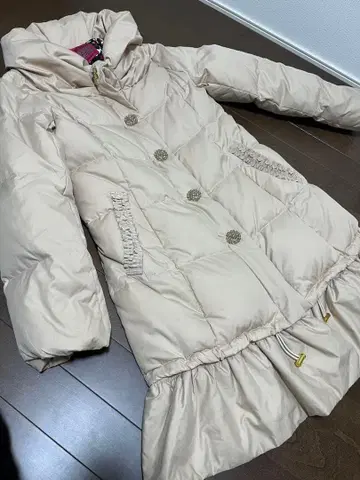 베이지 프릴 달린 다운 자켓
