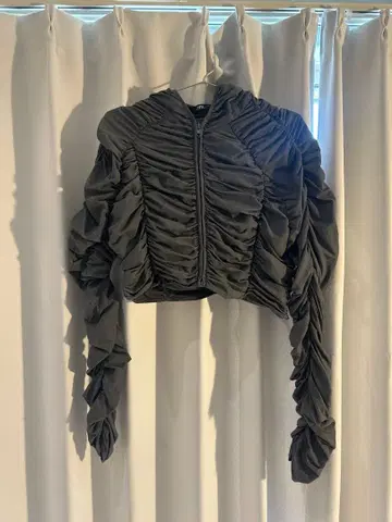 ZARA 프릴 디자인 후드 부착 자켓