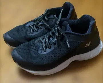 YONEX 블랙 스니커즈