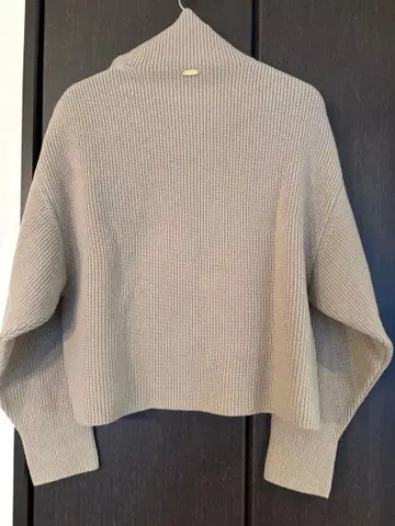 디엠엘엘 클래스 베이지 터틀넥 크롭 스웨터