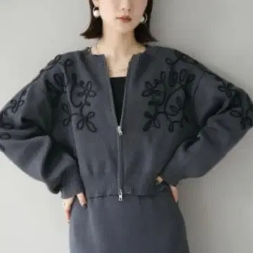 [Lumier] 코드 자수 코튼 니트 지퍼 가디건/차콜