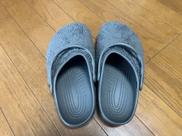 Crocs 퍼 달린 그레이 클로그 샌들