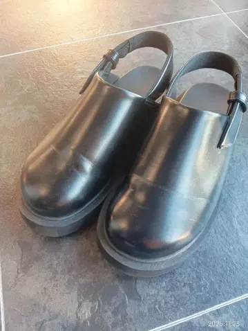 UNIQLO U 클로그 샌들