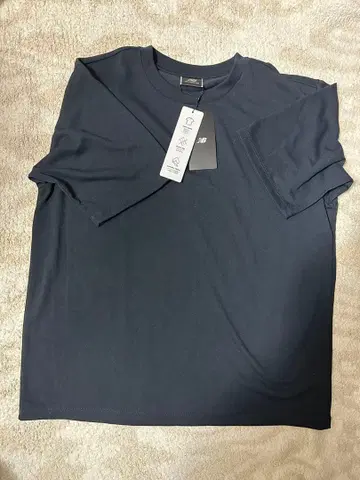 New Balance MET24 오버사이즈 티 AMT55004