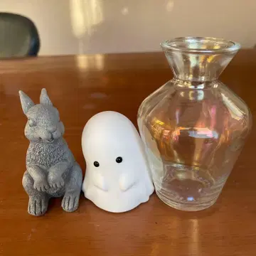 토끼와 유령 피규어와 꽃병 세트