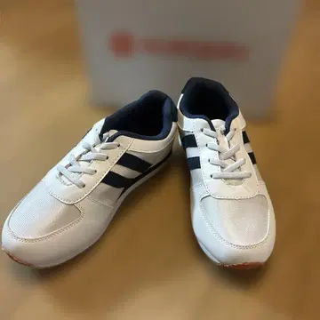 너스리 화이트/네이비 스니커즈 23.5cm