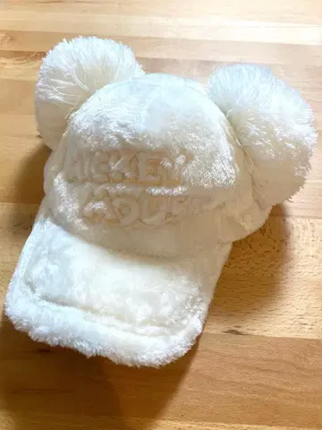 도쿄 디즈니랜드 미키 팬캡 화이트 복슬복슬 겨울 폼폼
