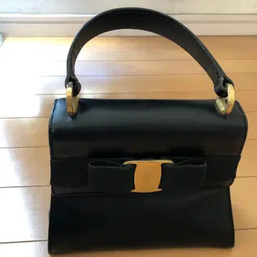 페라가모 블랙 가죽 핸드백 클래식