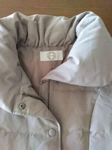 라이트 그레이 퀼팅 다운 자켓