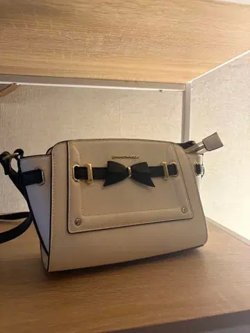 사만사베가 리본 포함 화이트 숄더백