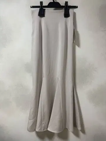 SNIDEL 백 새틴 머메이드 스커트 SWFS221034