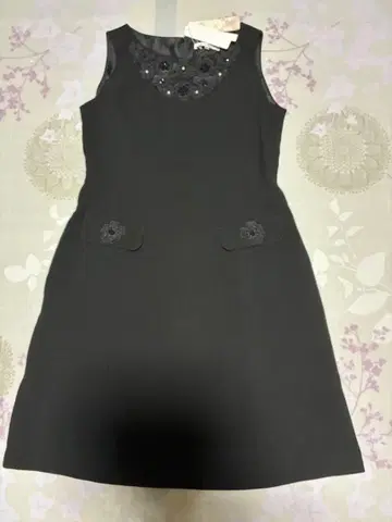 슬리브리스 블랙 원피스 꽃무늬 자수 포함