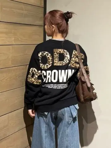 애니멀 인조 모피 아플리케 맨투맨 상의 BLACK