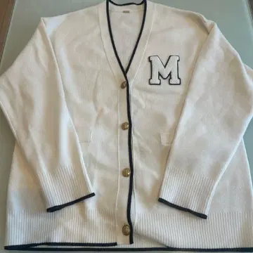 미라 오웬 자수 M 로고 V넥 가디건