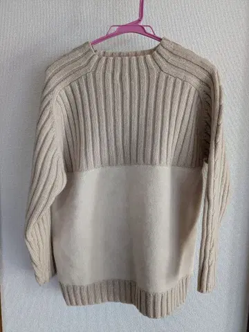 베이지 리브 스웨이드 니트 스웨터