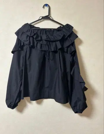 최종 가격 FRAY I.D 프릴 오프숄더 셔츠 블랙