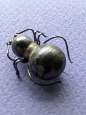 개미 모양 금속 브로치