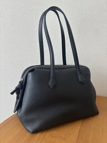 블랙 가죽 핸드백