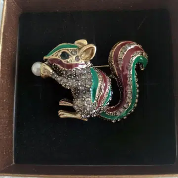 새상품 다람쥐형 시크한 에나멜 브로치 도토리는 펄!?