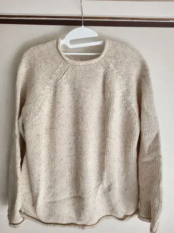 베이지 니트 스웨터 버튼 포함 긴팔