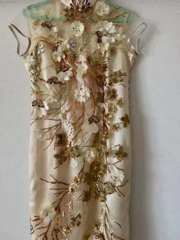 크림색 차이나 드레스 꽃과 나비 자수