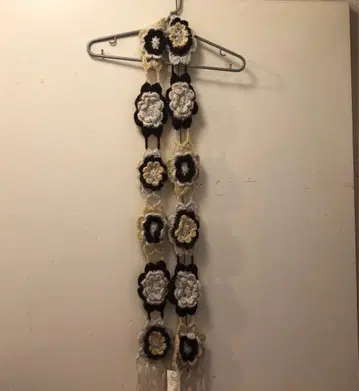 미사용 신시아 애로우 니트 액세서리 머플러 꽃 모티브