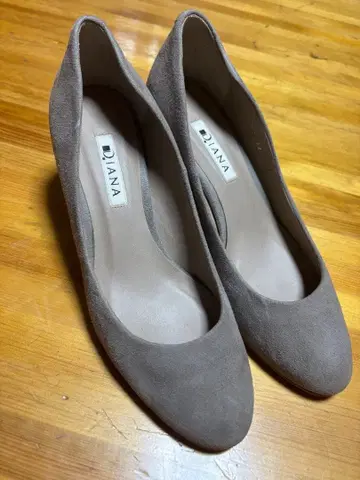 다이애나 스웨이드 펌프스