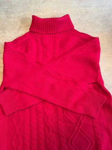 DAMA Collection 빨간색 케이블 니트 터틀넥 스웨터