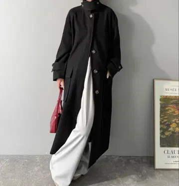 블랙 버튼 부착 롱 코트