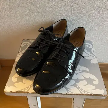 MARGARET HOWELL 블랙 에나멜 슈즈 23cm