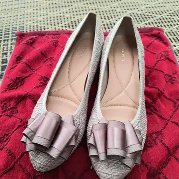 리프위의 베이지 리본 펌프스