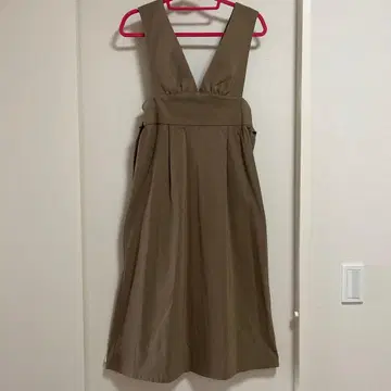 브라운 V넥 원피스 Couture Brooch