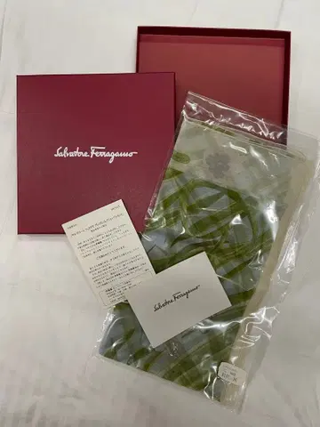 살바토레 페라가모 오챠이누 스카프