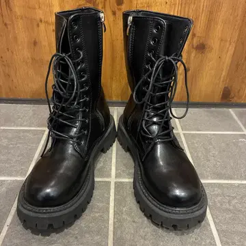 블랙 레이스업 부츠 사이드 지퍼 부착