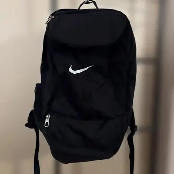 Nike 블랙 백팩 축구공 수납
