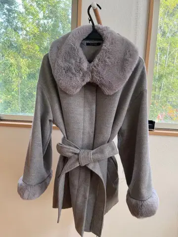 퍼 달린 그레이 코트 벨트 포함