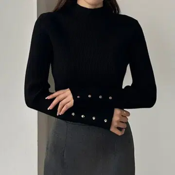 Louere 버튼 달린 리브 하이넥 니트 블랙