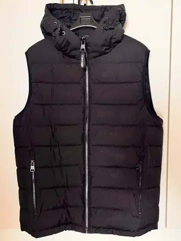 새상품급 Calvin Klein 후드 부착 다운 베스트 블랙