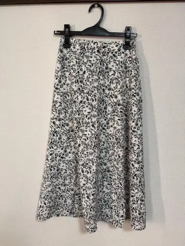 untitled 꽃무늬 화이트 블랙 스커트